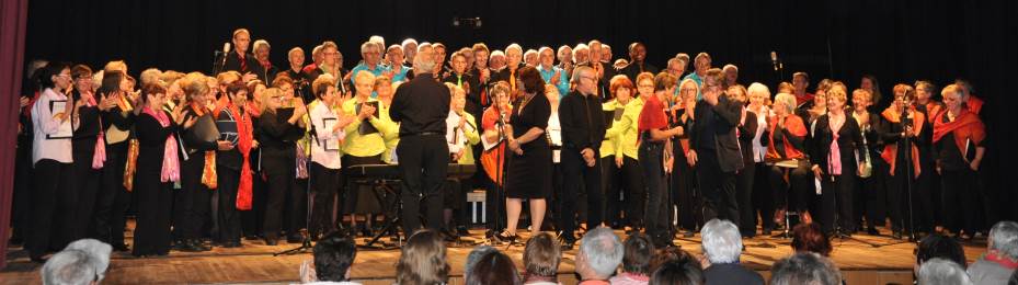 Vive ovation à la fin du concert des trois chorales par le public venu nombreux