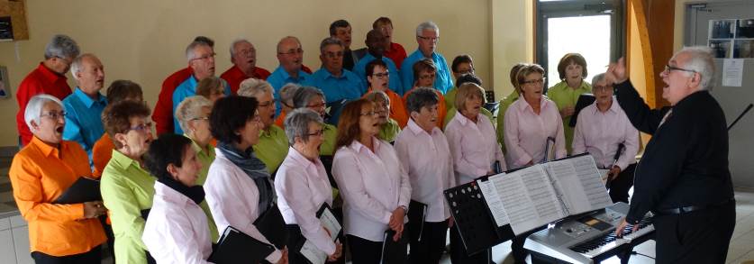 La chorale Arc-en-ciel chantant Les Roses d'Ouessant sous la direction de Roger Ribeyron