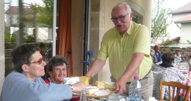 Roger en serveur de fromage pour l'occasion