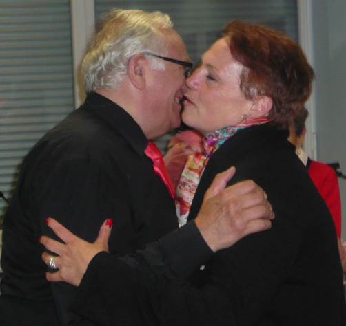 Roger recevant des mains de Christine un cadeau pour son formidable travail à la tête de la chorale