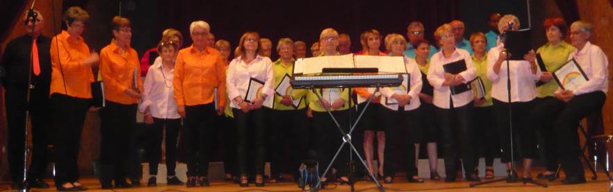 Les choristes attentifs au mot de bienvenue de la Présidente Aline GERENTON aux spectateurs